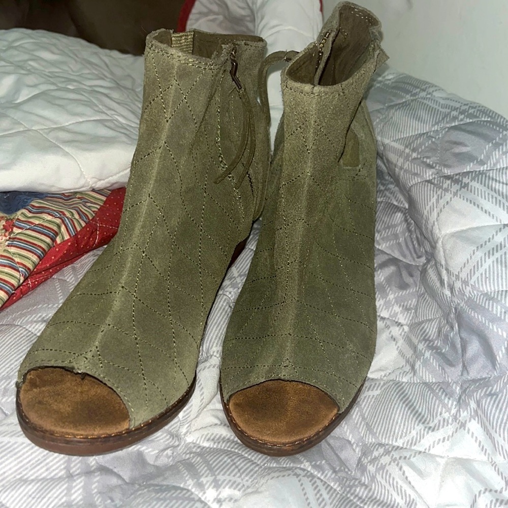 New TOMS like Open toe military green suede ankle boots. size 6.5.